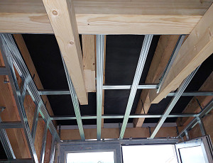 Zateplení stropu rodinného domu pomocí foukané izolace